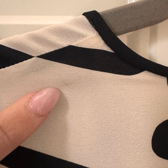 Diane Von Furstenberg DVF 100% Silk Printed Slit Sleeve Blouse Black White Sz 6 - Picture 11 of 14